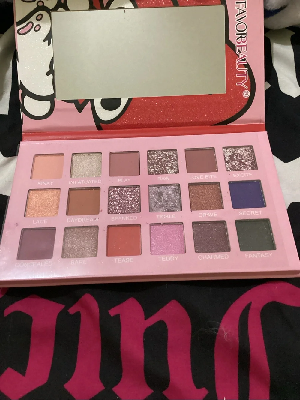 My Melody Pink & Red eye shadow palate